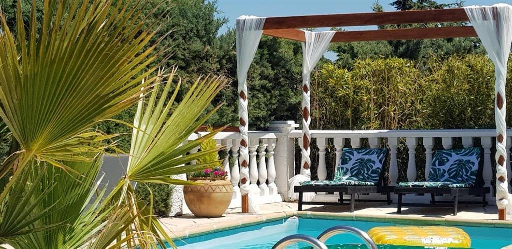 Villa T3 A 10' De Cassis - Piscine Privee Et Cuisine D'Ete Exterieure Carnoux-en-Provence Dış mekan fotoğraf